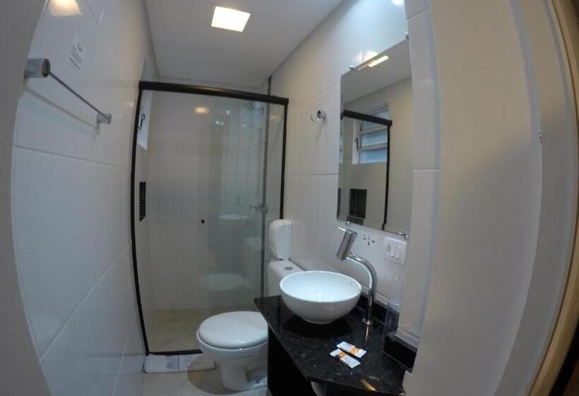 四人标准间, Hollyster