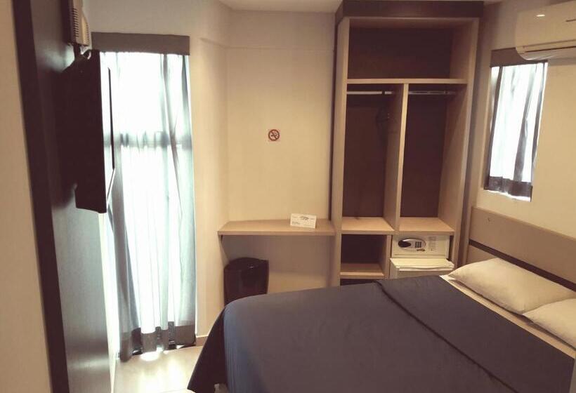 标准单人间, Hollyster