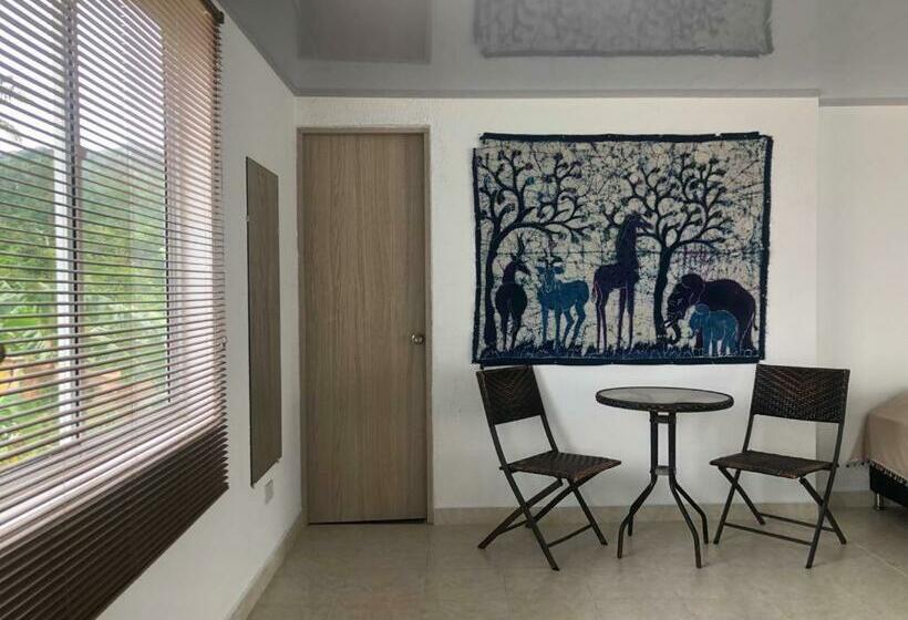 四人标准间, Miss Francia´s Home