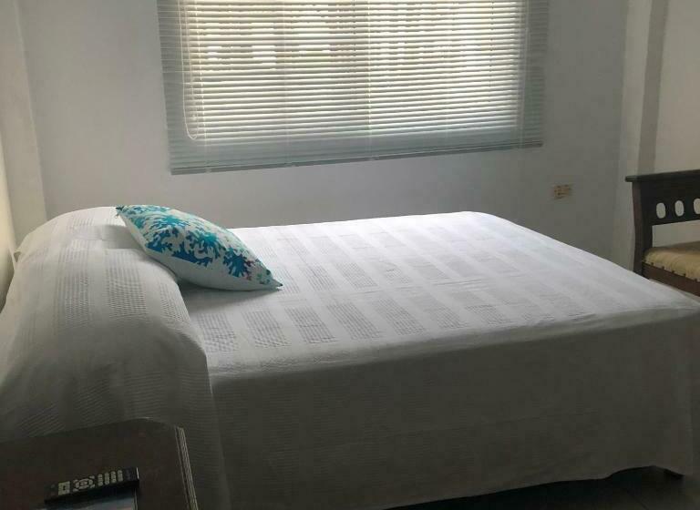 四人标准间, Miss Francia´s Home