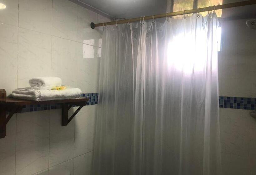 四人标准间, Miss Francia´s Home