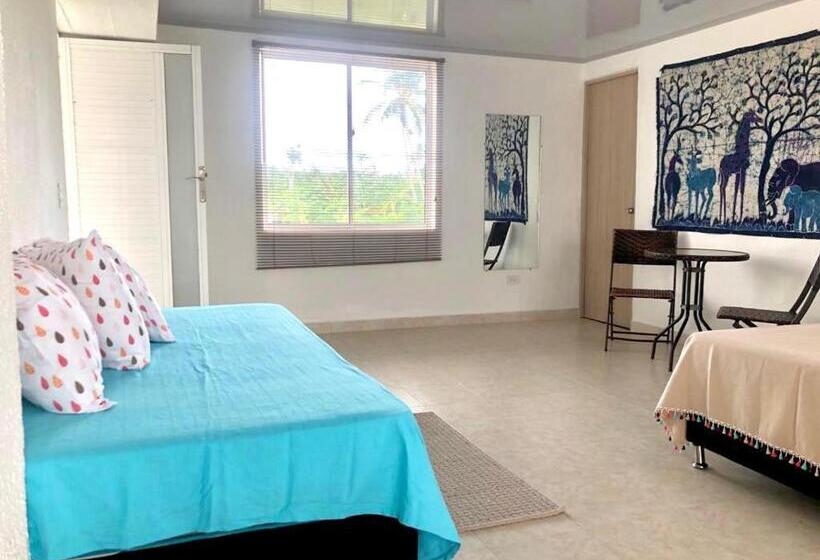 四人标准间, Miss Francia´s Home