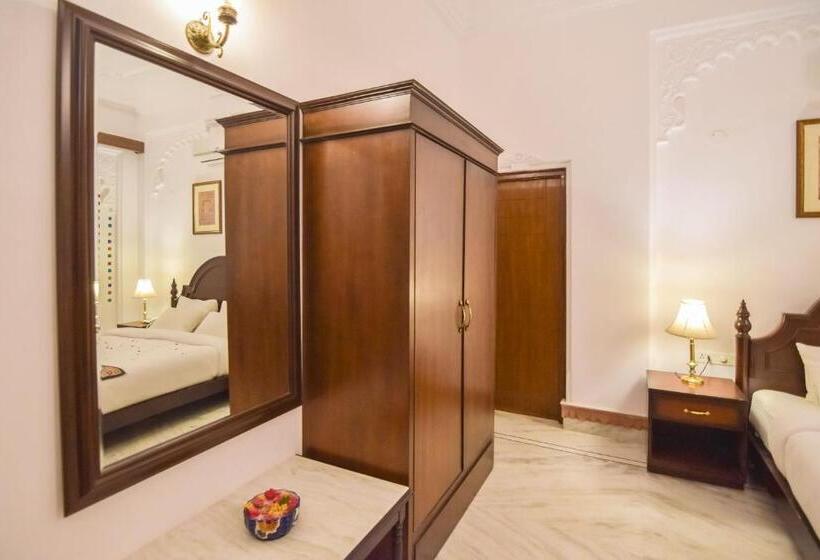 اتاق سوپریور, Raj Kuber