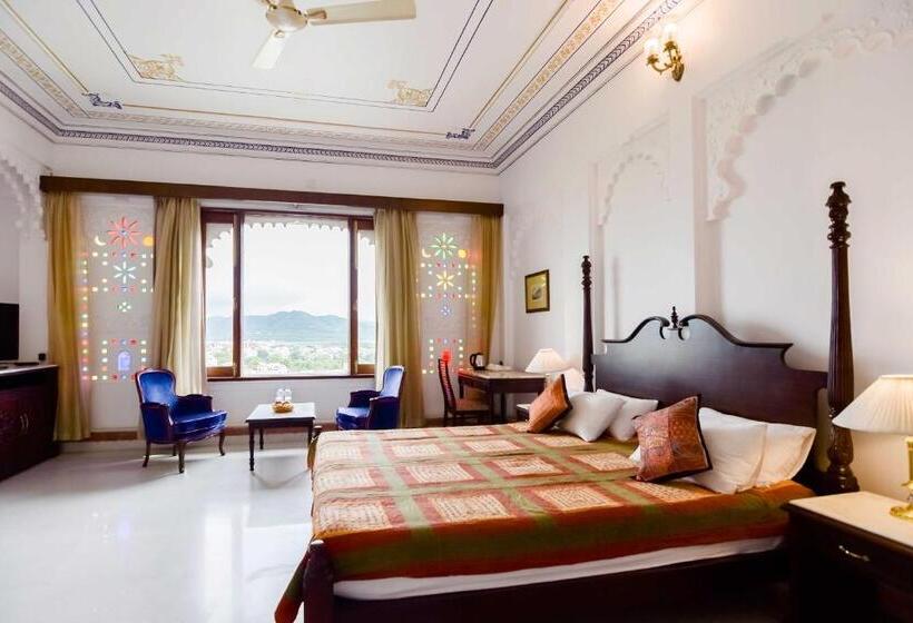 اتاق لوکس با چشم‌انداز دریاچه, Raj Kuber