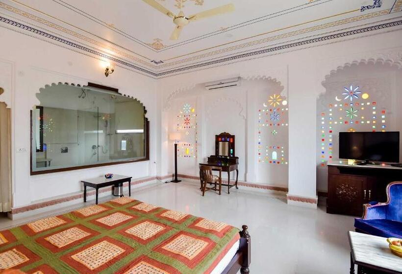 اتاق لوکس با چشم‌انداز دریاچه, Raj Kuber