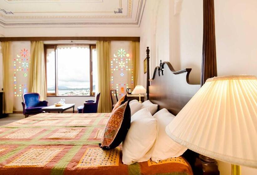 اتاق لوکس با چشم‌انداز دریاچه, Raj Kuber