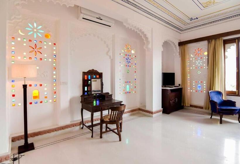 اتاق لوکس با چشم‌انداز دریاچه, Raj Kuber