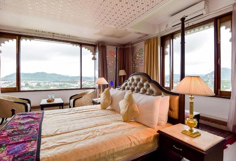 Suite with lake view, Raj Kuber