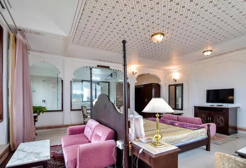 Suite with lake view, Raj Kuber