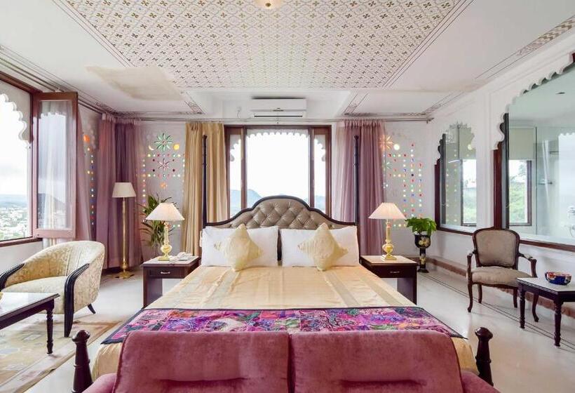 Suite with lake view, Raj Kuber