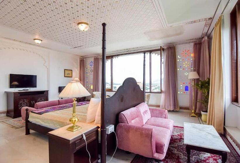 Suite with lake view, Raj Kuber