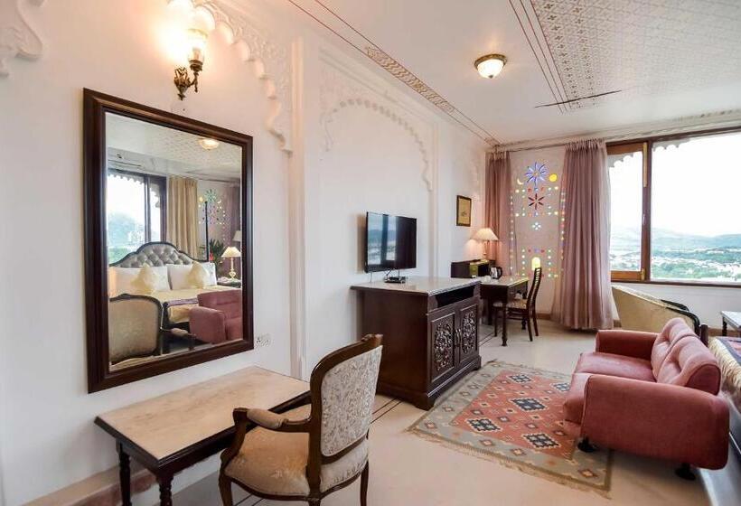 Suite with lake view, Raj Kuber