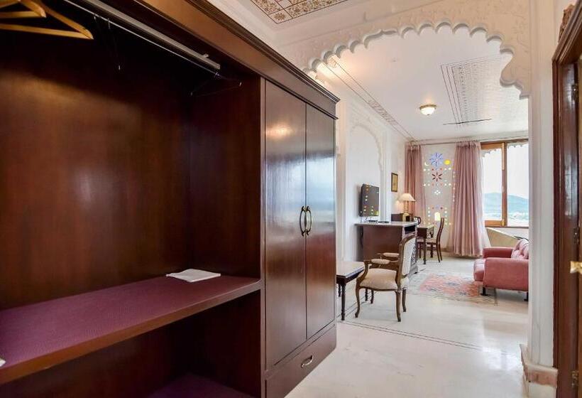 Suite with lake view, Raj Kuber