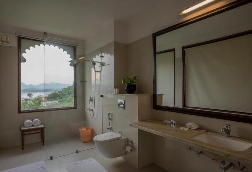 Suite with lake view, Raj Kuber