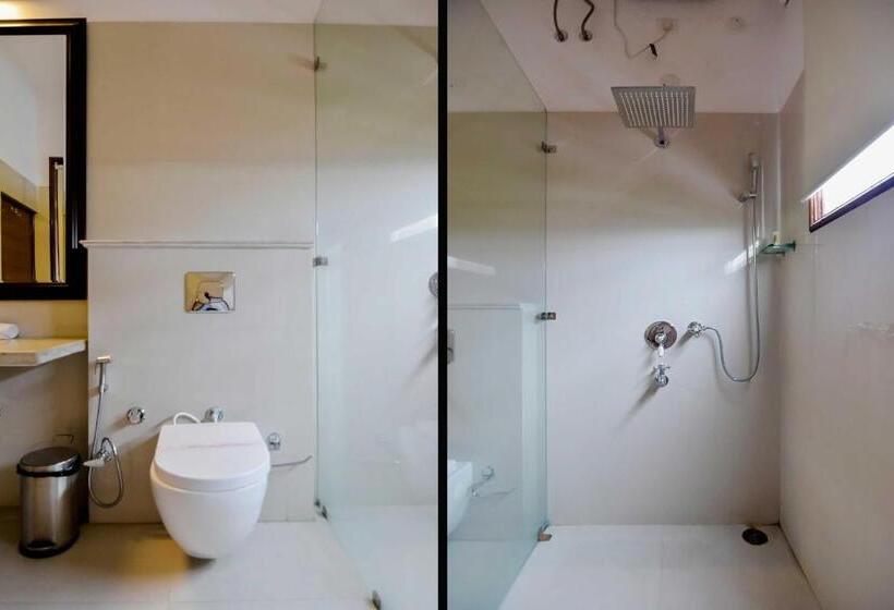 اتاق لوکس با چشم‌انداز دریاچه, Raj Kuber