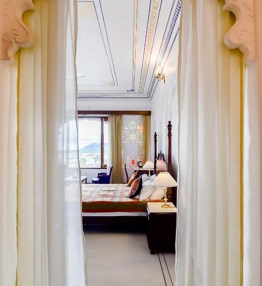 اتاق لوکس با چشم‌انداز دریاچه, Raj Kuber