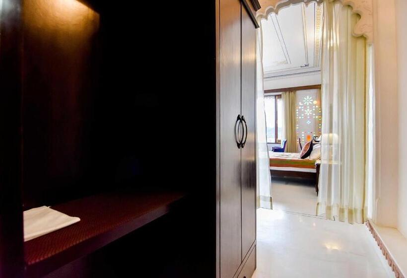 اتاق لوکس با چشم‌انداز دریاچه, Raj Kuber