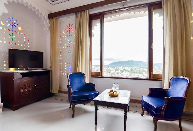 اتاق لوکس با چشم‌انداز دریاچه, Raj Kuber