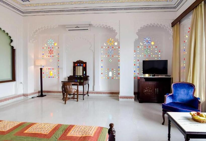 اتاق لوکس با چشم‌انداز دریاچه, Raj Kuber