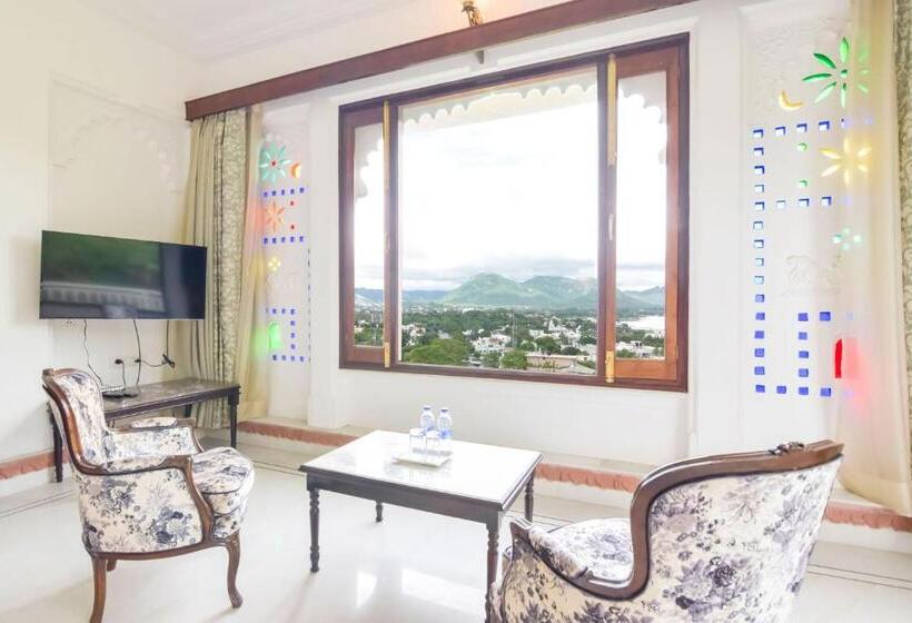 Suite with lake view, Raj Kuber