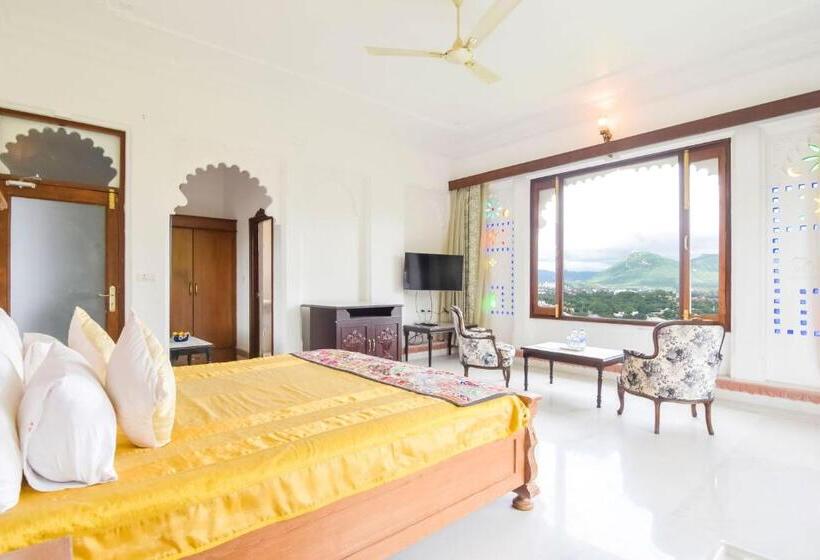 Suite with lake view, Raj Kuber