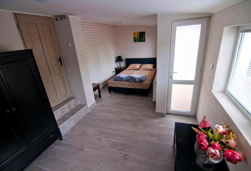 סטודיו סטנדרטי נוף לגינה, Snow Heaven