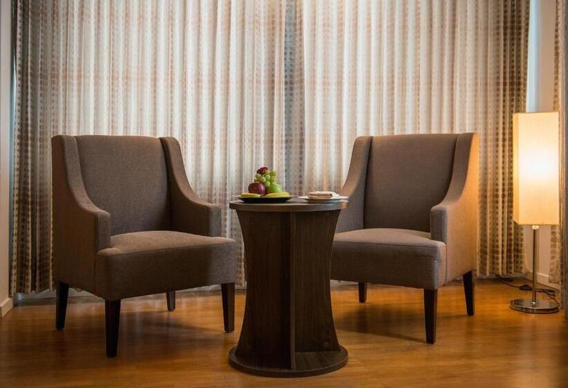 سوییت اجرایی, Wyne