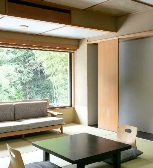 スーペリアの４人部屋, Honjin