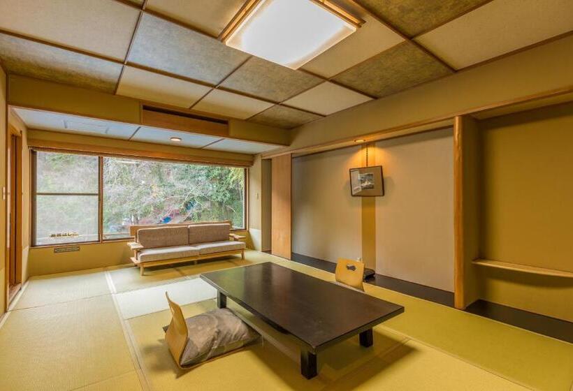 디럭스 4인 룸, Honjin