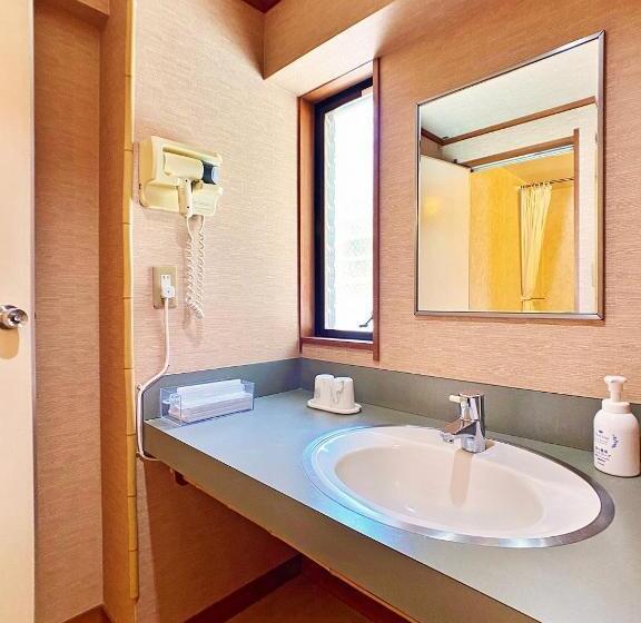 디럭스 4인 룸, Honjin