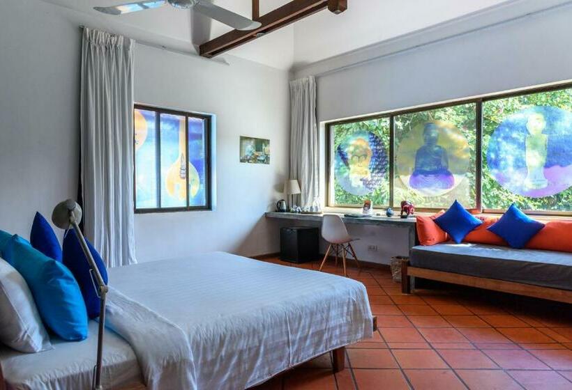 اتاق لوکس سه تخته, Sala Baï Hotel & Restaurant School