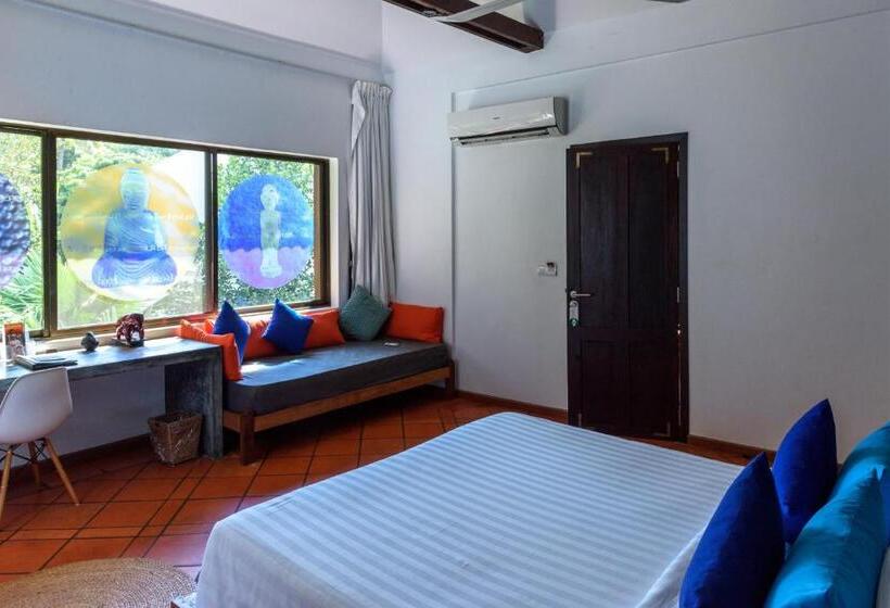 اتاق لوکس سه تخته, Sala Baï Hotel & Restaurant School