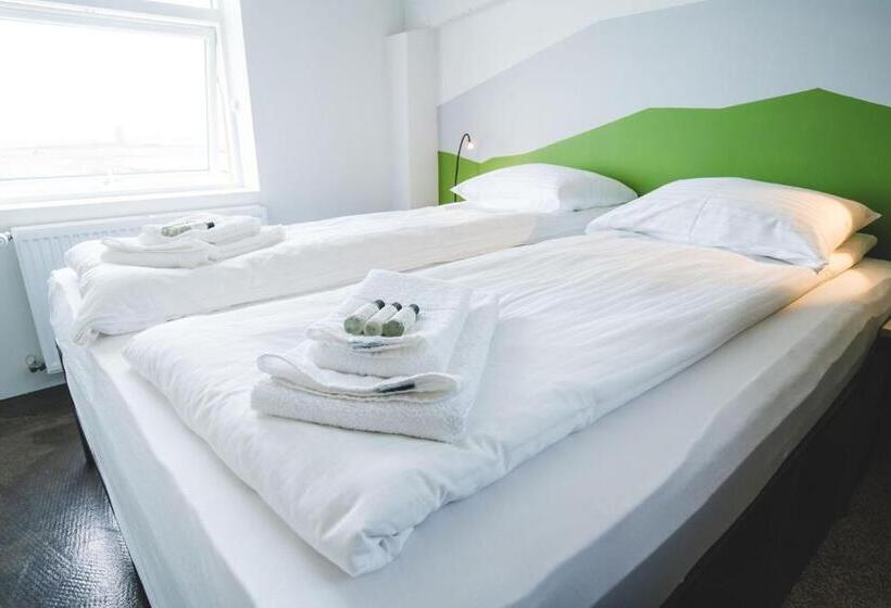 اتاق خانوادگی, Midgard Base Camp