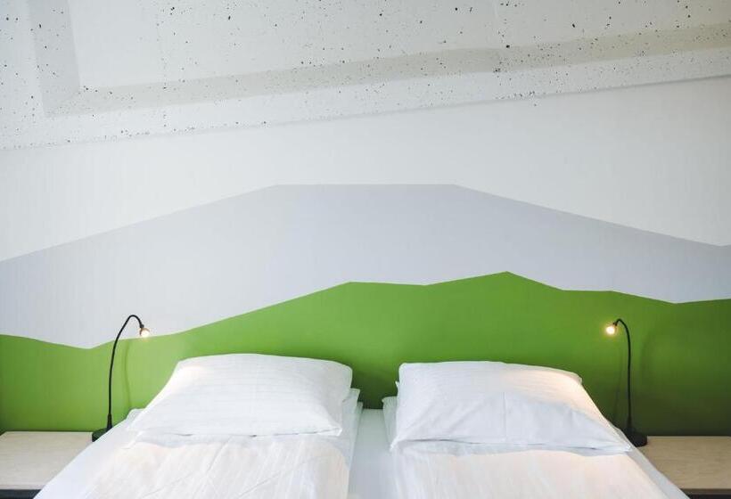 اتاق خانوادگی, Midgard Base Camp