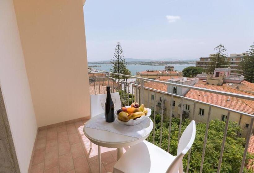 海景标准间带阳台, Antares Rooms And Suites