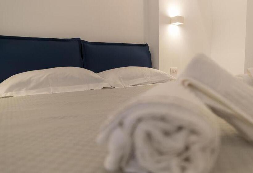 海景标准间带阳台, Antares Rooms And Suites