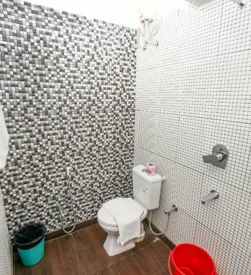 اتاق اکونومی, Cecil