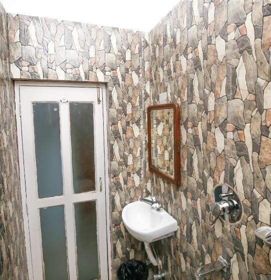 اتاق اکونومی, Cecil