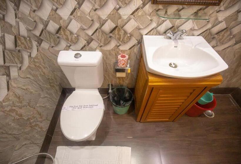 سوئیت با بالکن, Cecil