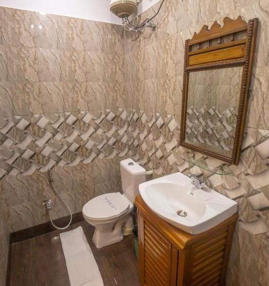 سوئیت با بالکن, Cecil