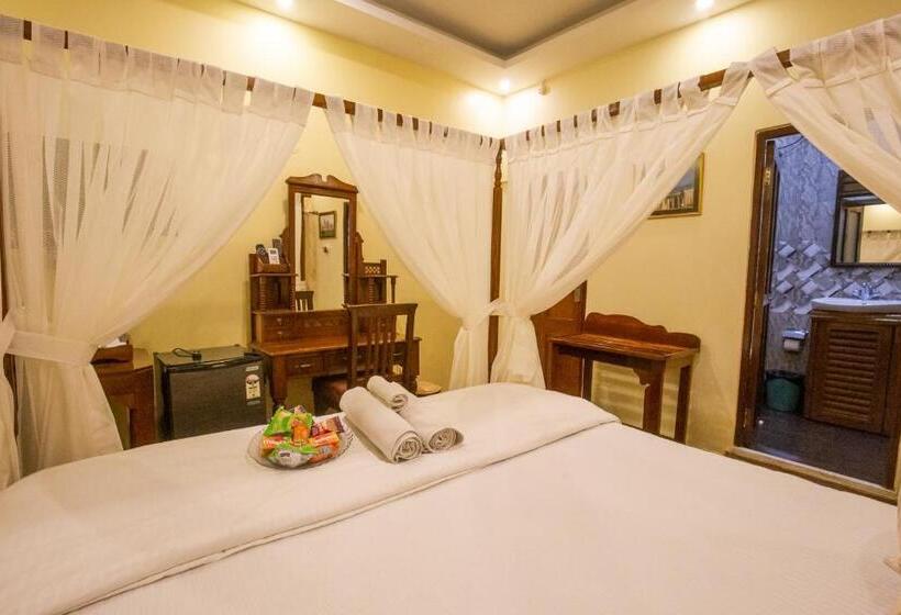 سوئیت با بالکن, Cecil