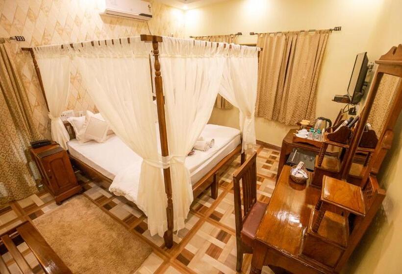 سوئیت با بالکن, Cecil