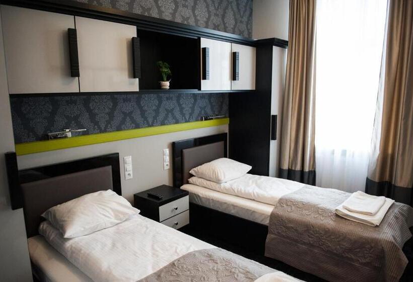 سوئیت جونیور با آشپزخانه, Kamienica