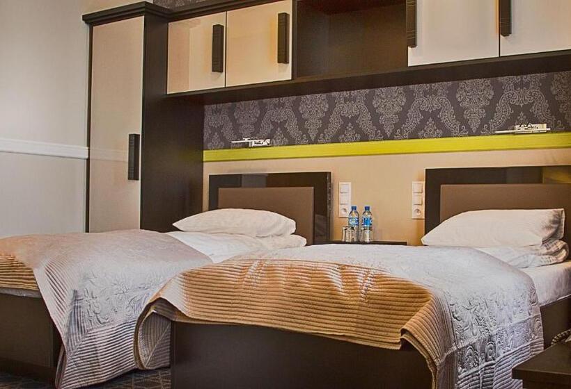 سوئیت جونیور با آشپزخانه, Kamienica