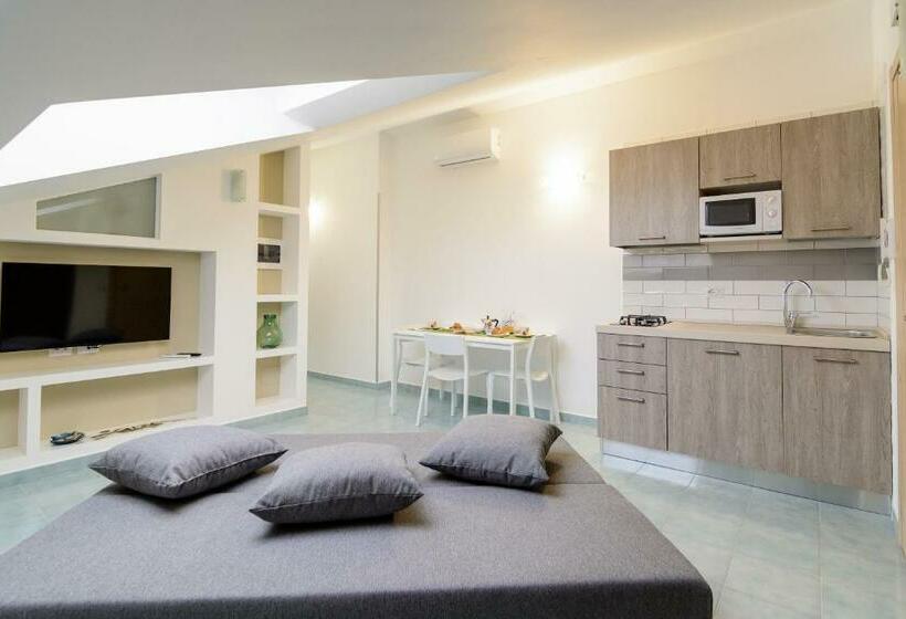 غرفة قياسية رباعية ذات إطلالة جانبية على البحر, Greco B&b