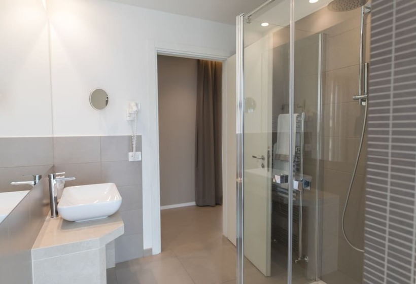 غرفة عائلية, Airone City