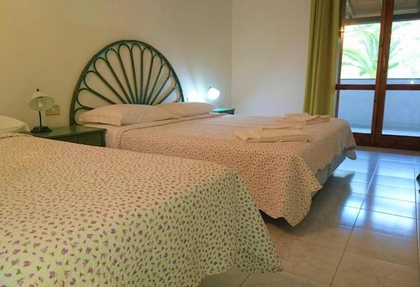 חדר סטנדרט לשלושה עם טרסה, Il Complesso Saraceno