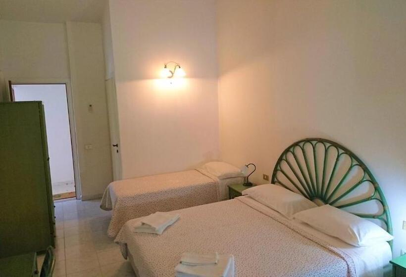 חדר סטנדרט לשלושה עם טרסה, Il Complesso Saraceno