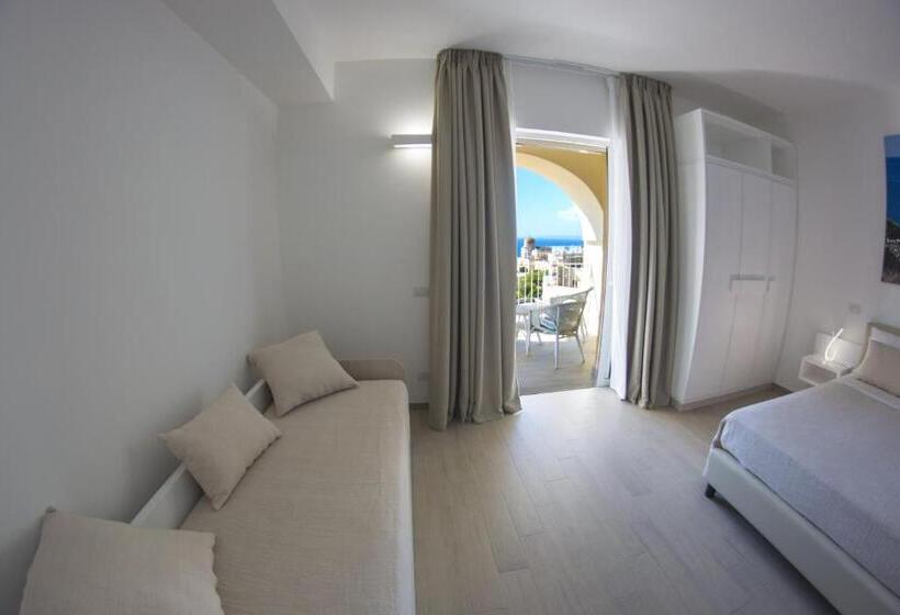 海景豪华三人间, Est