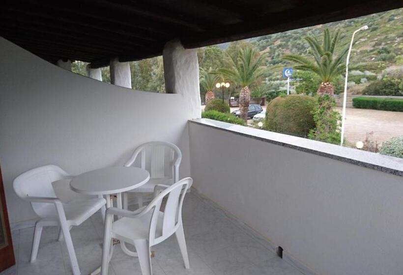 חדר סטנדרט לשלושה עם טרסה, Il Complesso Saraceno